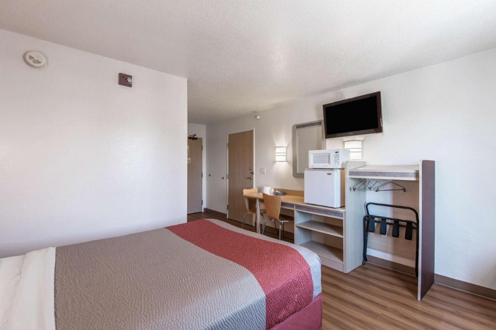 Deluxe Queen Room - Non-Smoking